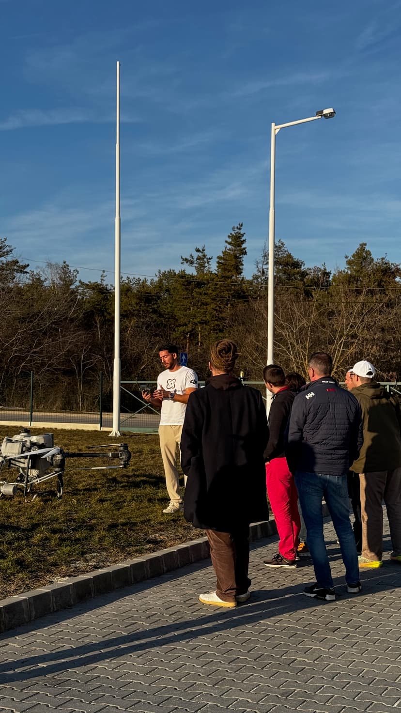 Drónpilóta képzés csoportkép iDroneProject logóval