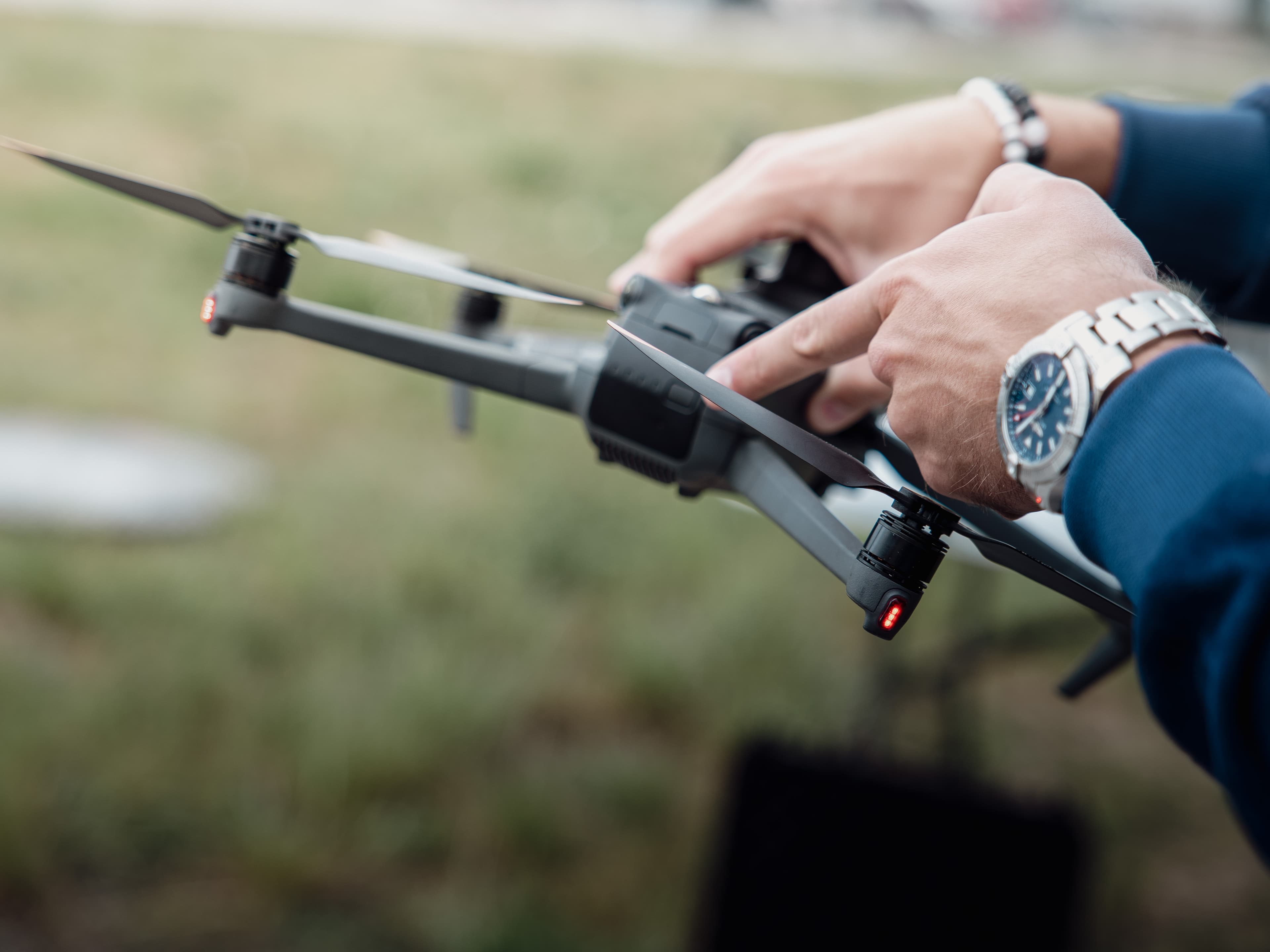 Repülés előtti ellenőrzés egy DJI drónon