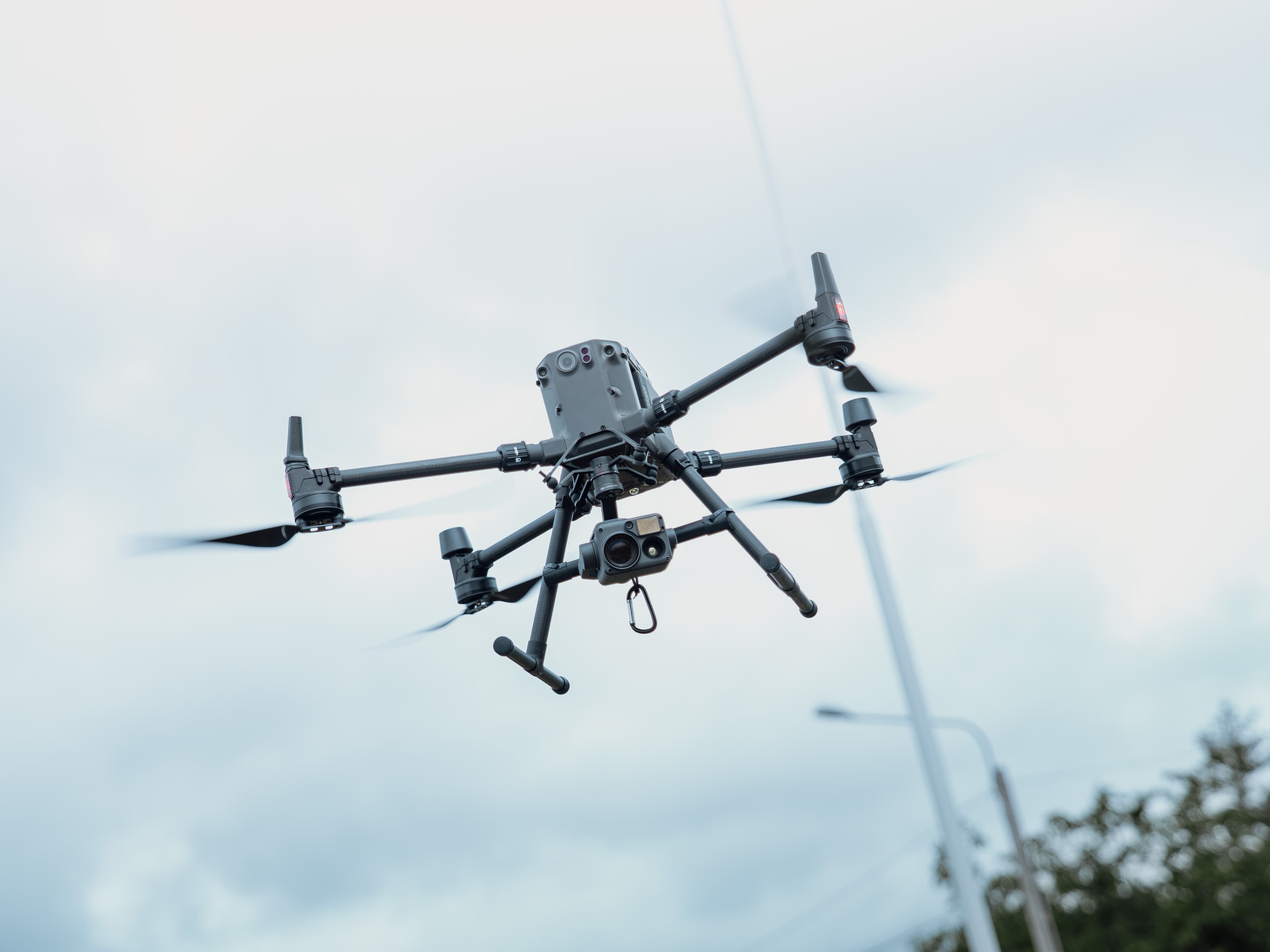 DJI Matrice 300 RTK + Zenmuse H20T repülés közben – ipari monitoring drónplatform