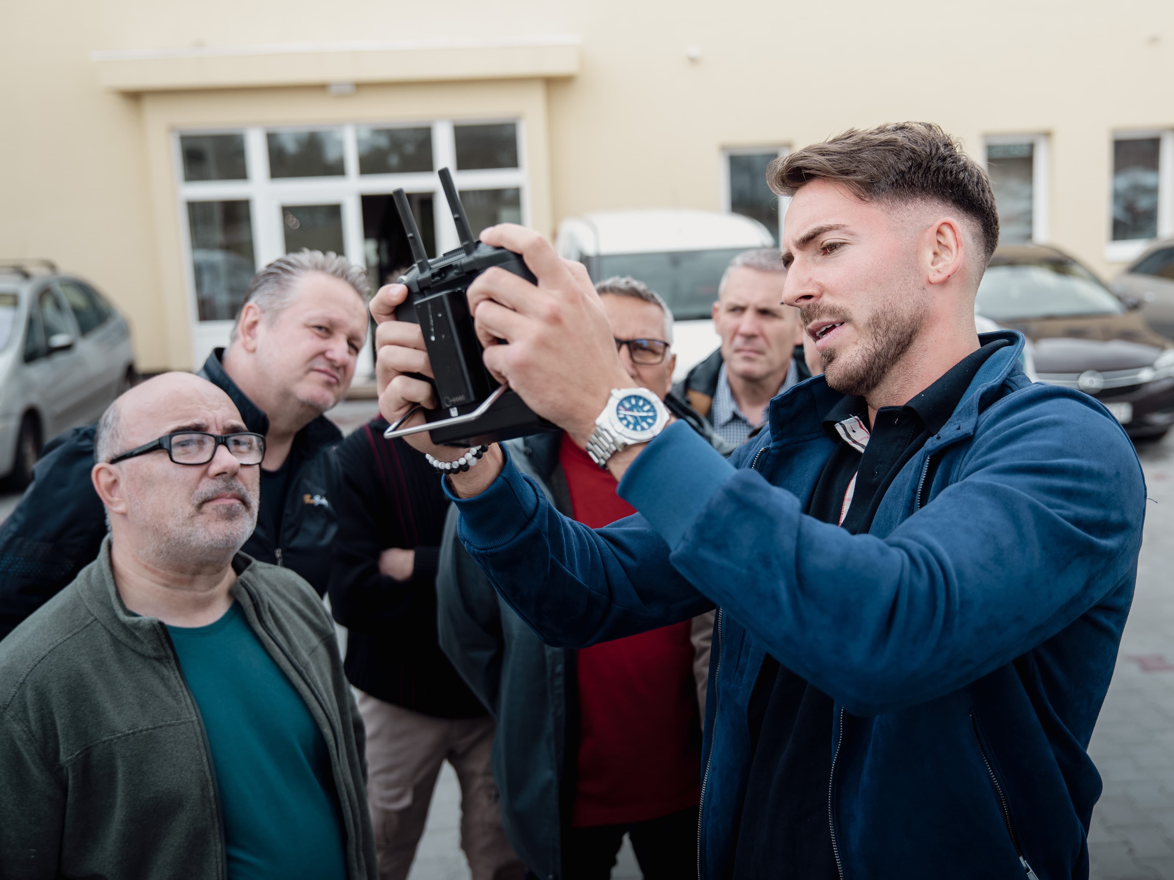 Beni oktató bemutatja a kontrollert a csoportnak – személyes, kis létszámú képzés