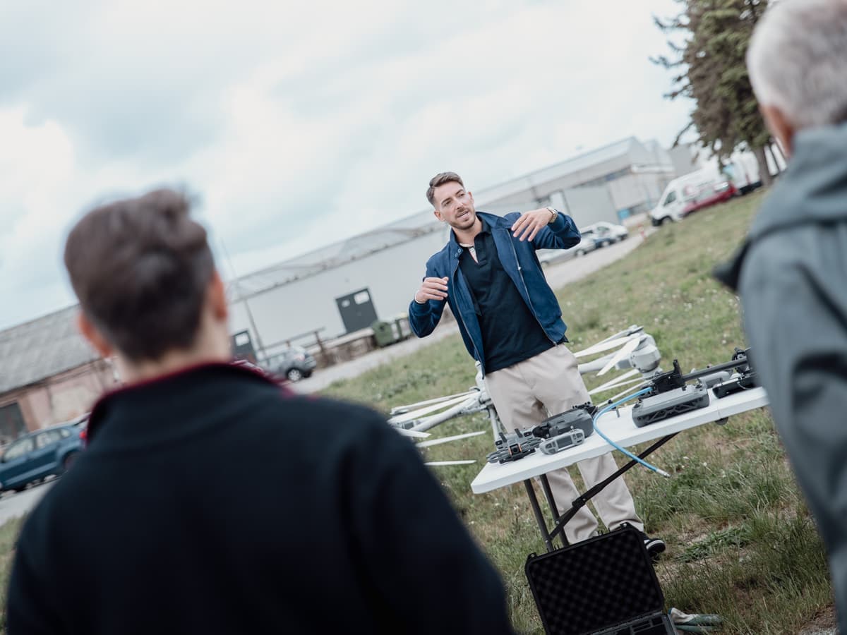 Oktató bemutatja a DJI Matrice 300 RTK ipari drónt