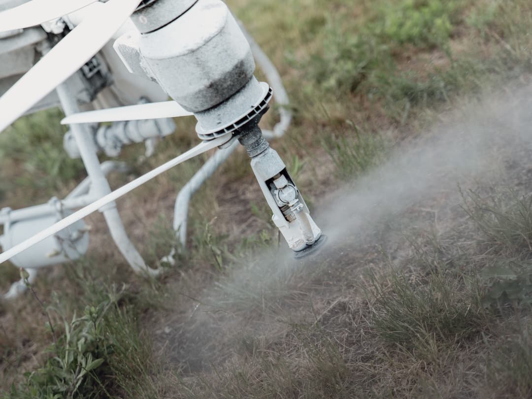 Az atomizáló fúvóka close-up – finom permet a precíz fedéshez
