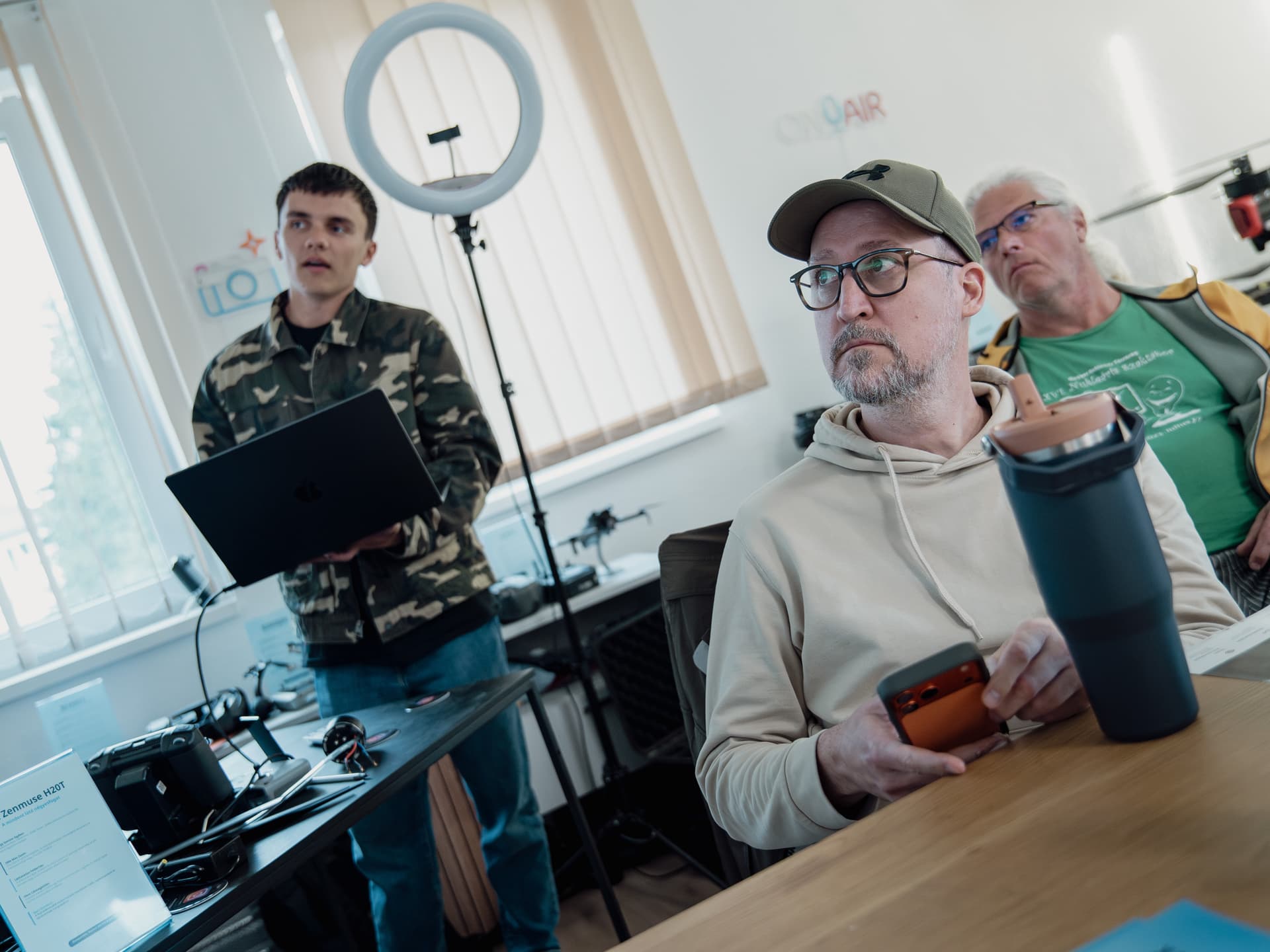 Elméleti rész a teremben – figyelmes csoport, oktató a laptopnál
