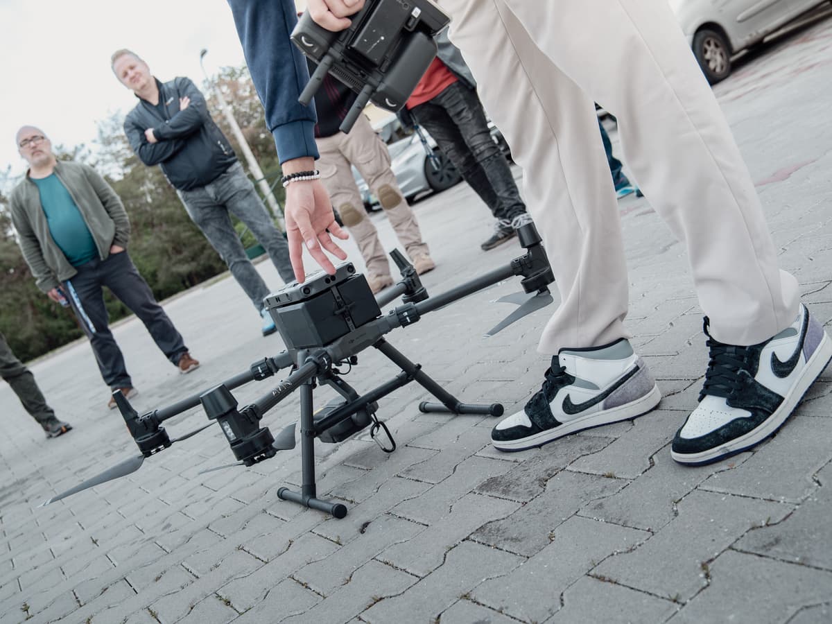 Tagok a DJI Matrice 300 RTK ipari platform körül