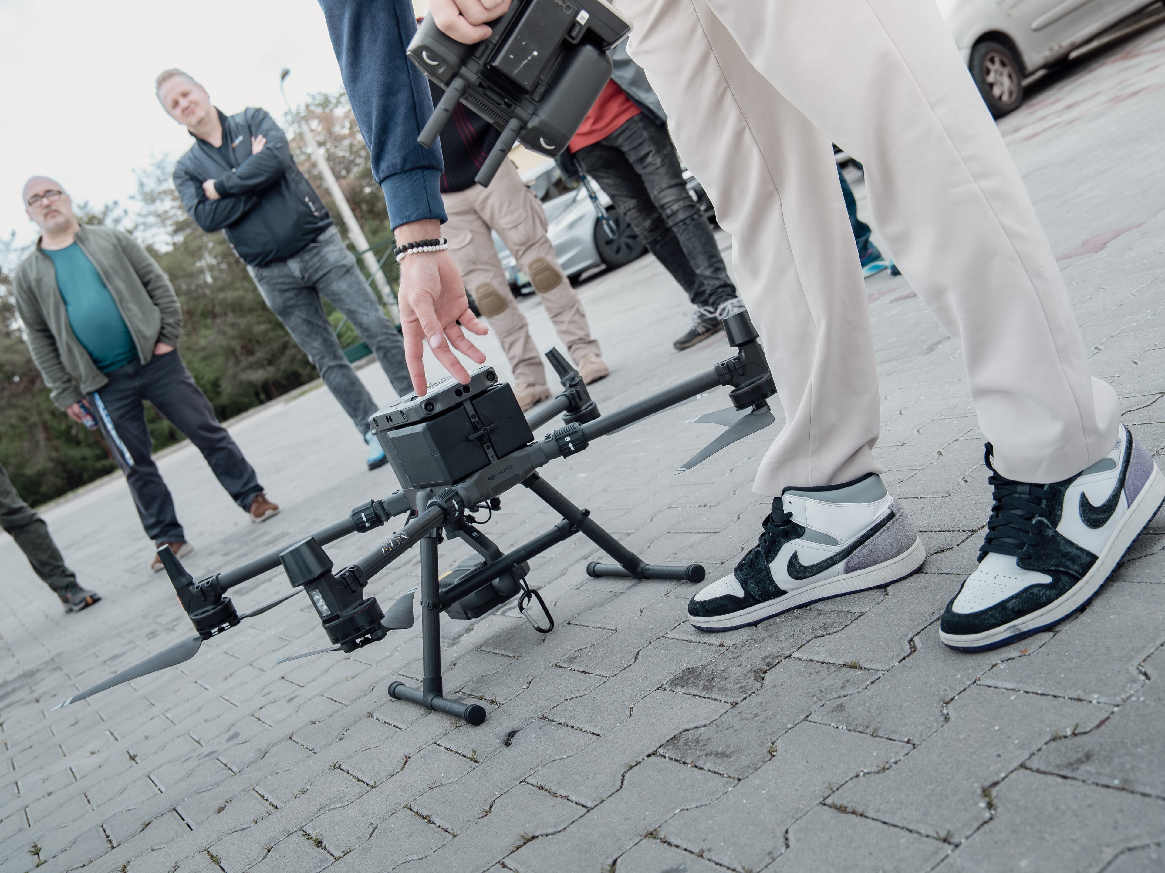 Tagok a DJI Matrice 300 RTK körül