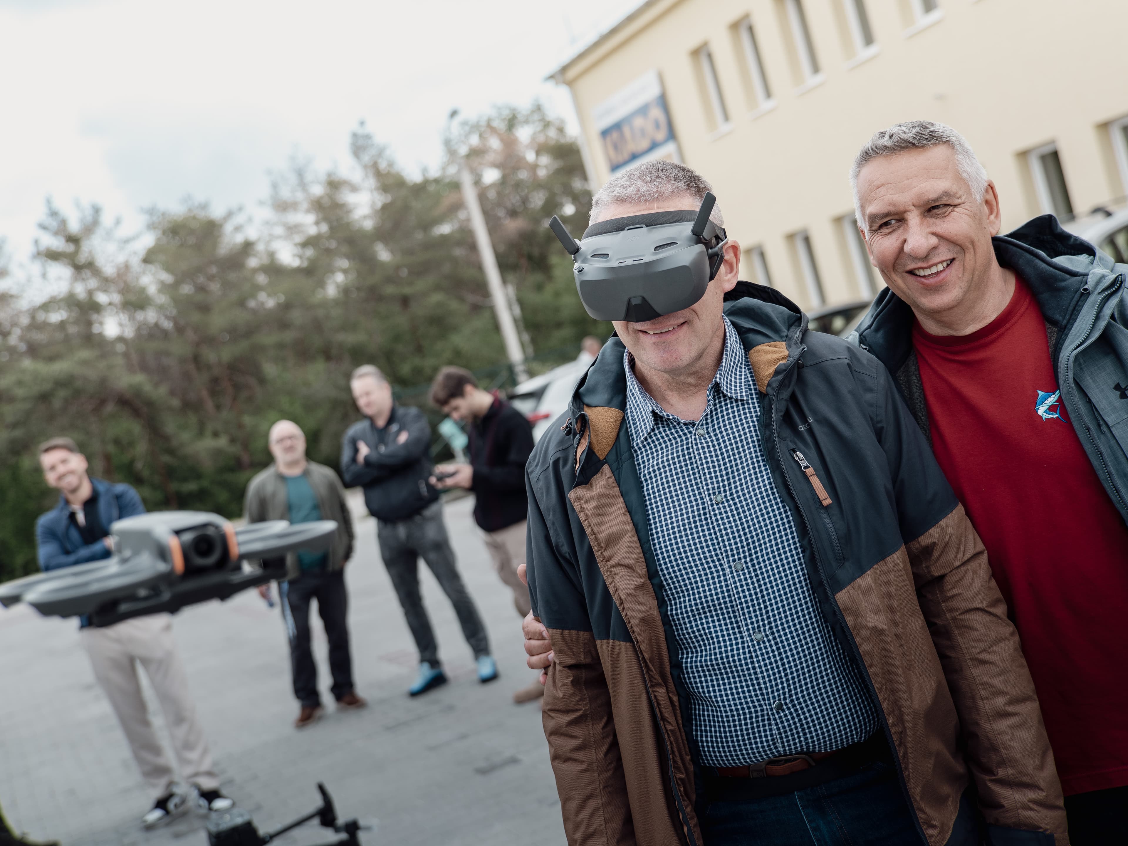 Résztvevő FPV-szemüvegben az oktató mellett