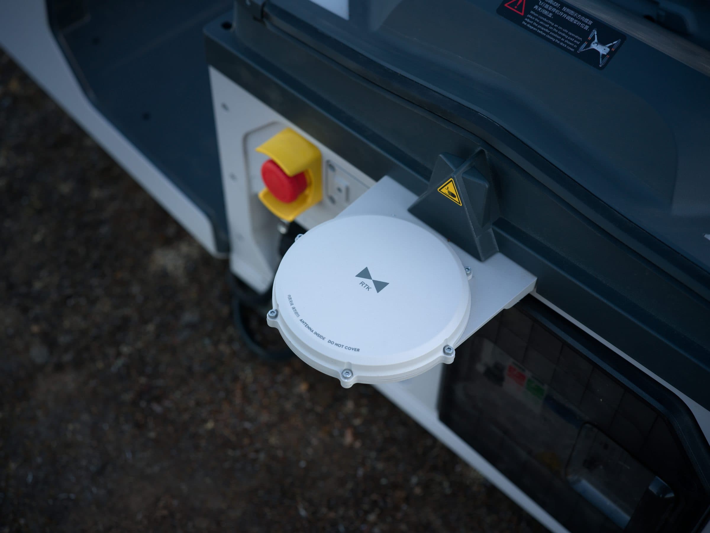 Fixen telepített DJI Dock 3 D-RTK 3 relével