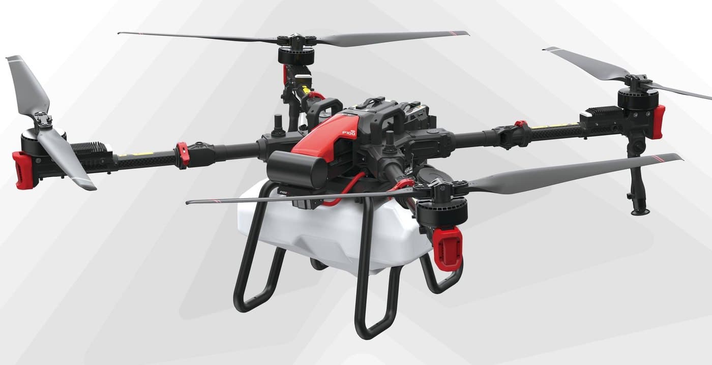 XAG P100 Pro permetező drón RevoSpray tartállyal, összeszerelve, oldalnézetből